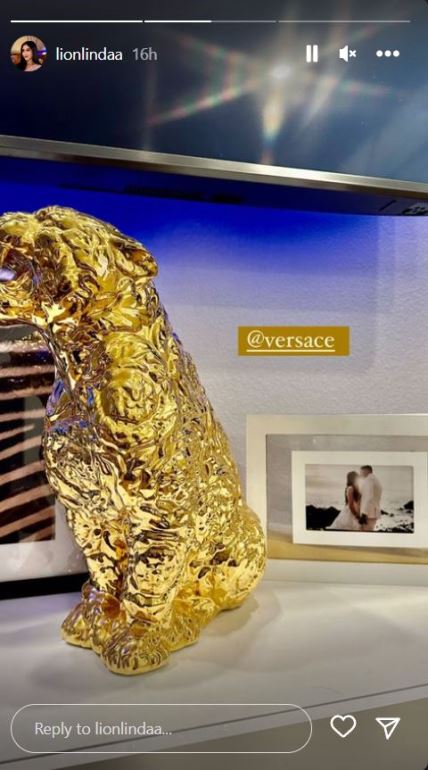 Zlatna Versace skulptura leoparda