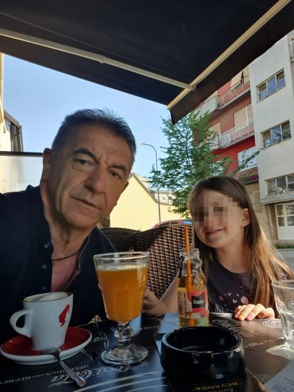 Darko Milinović s unukom Milom u kafiću