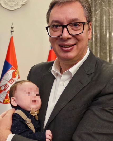 Aleksandar Vučić pozirao s dječakom Lazarom kojem je kum