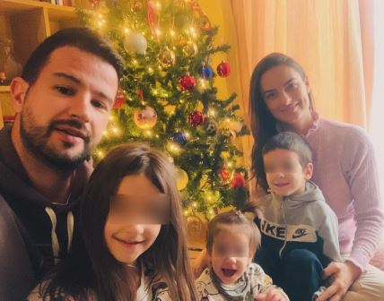 Jakov Milatović pozirao sa ženom i djecom