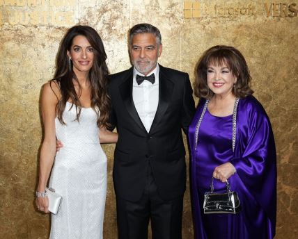George Clooney i Amal Clooney s njezinom majkom