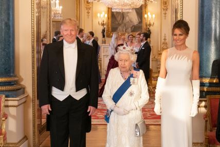Donald Trump, kraljica Elizabeta II. i Melania Trump pozirali su zajedno