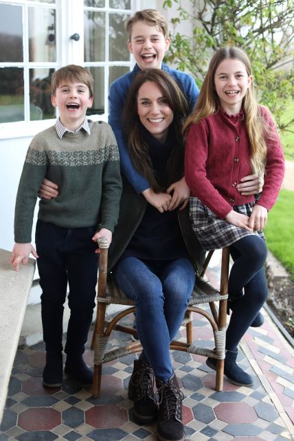Kate Middleton pozirala s djecom