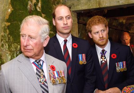 Kralj Charles III. i njegovi sinovi, princ William i princ Harry