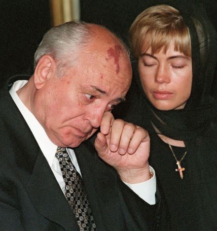 Mihail Gorbačov i kći Irina na pogrebu Raise Gorbačov