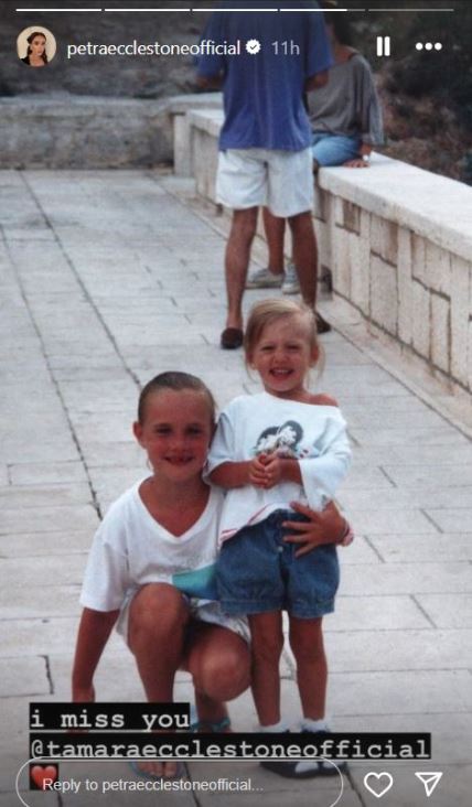 Petra Ecclestone objavila je fotografiju iz djetinjstva na kojoj pozira sa sestrom Tamarom