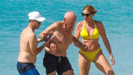 Rupert Murdoch i Ann-Lesley Smith na plaži