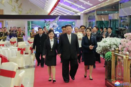 Kim Jong-un sa suprugom i kćeri na vojnoj paradi