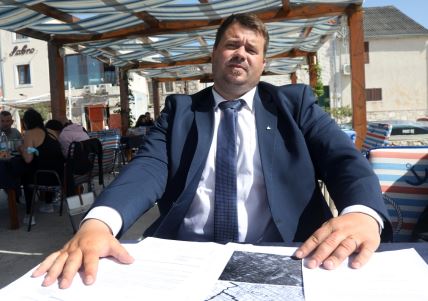 Načelnik općine Murter Toni Turčinov peglao je službenu karticu u austrijskom bordelu